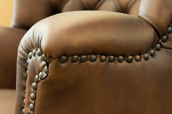 Chesterfield Ledersessel mit Holzbeinen | ODI-Modell